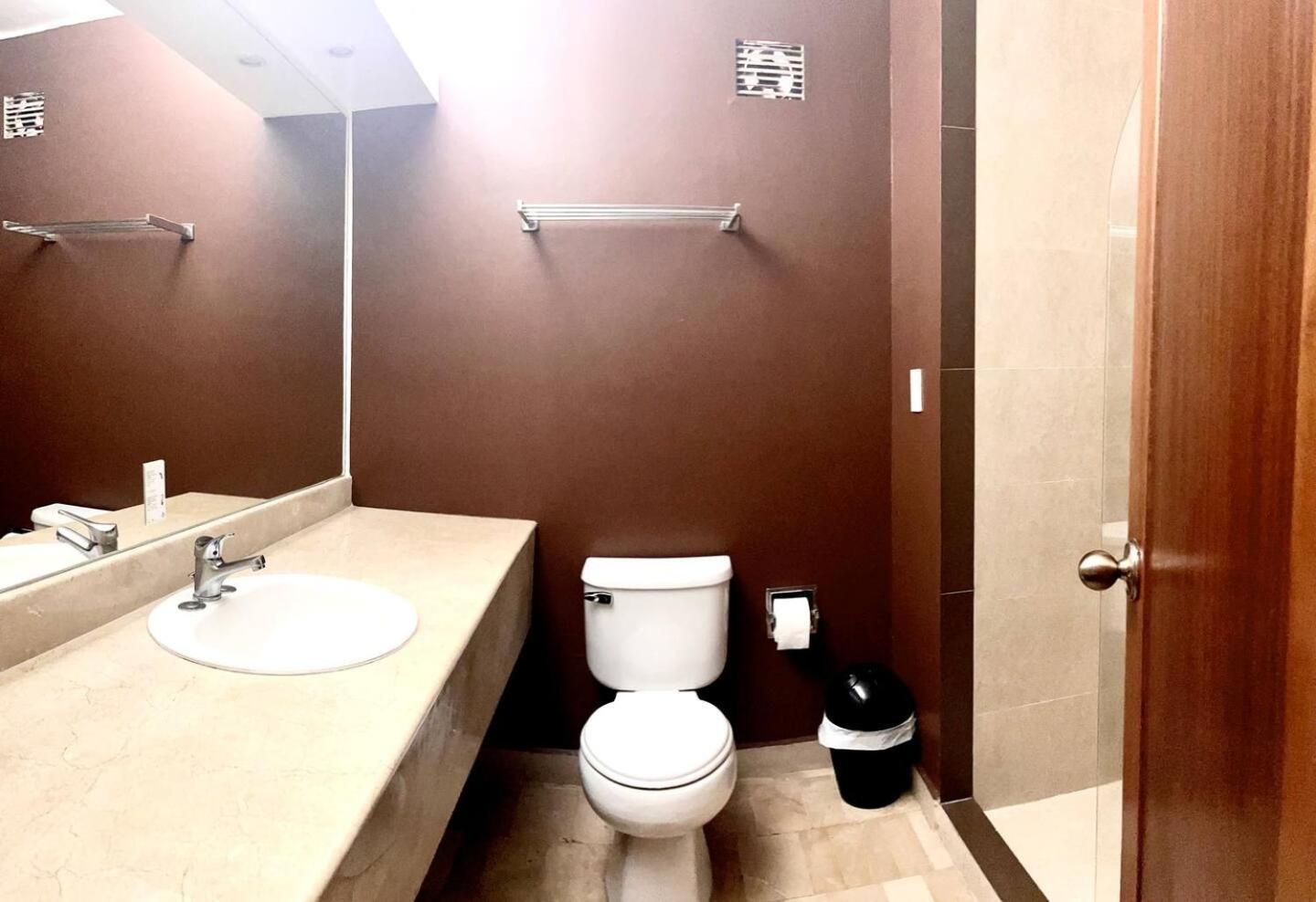 1420 Lujosa Habitacion - Hotel Akros Quito Eksteriør billede